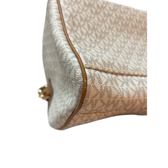 Michael Kors Jet Set Duffel - Picture 11 of 14